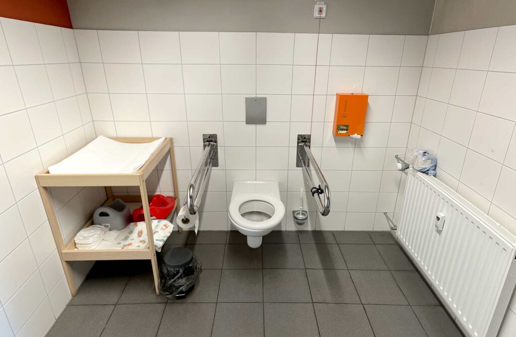 Inside the wheelchair accessible toilets: Changing table, supports und extra space. Room size: about 2,5 by 2,2 meters